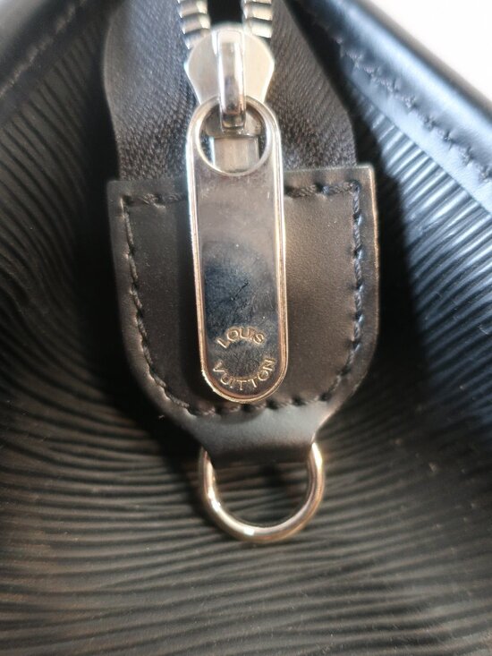 Womens Louis Vuitton AP1029 Epi Madeleine PM Black Leather Shoulder Handbag - Picture 6 of 16